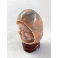 Feng Shui Lachende Boeddha in een ei van Rood marmer  6x3,5cm 