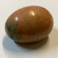 Feng Shui Lachende Boeddha in een ei van Rood marmer  6x3,5cm 