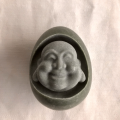 Hand gesneden FengShui lachende boeddha in een ei van aventurien steen