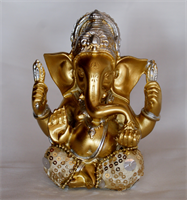 Ganesh met gekleurd stof kleding