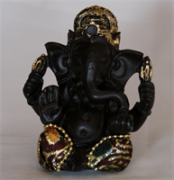 Ganesh met gekleurd stof kleding