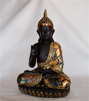 Boeddha met gekleurd stof kleding