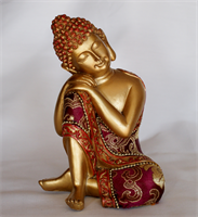 Boeddha met gekleurd stof kleding