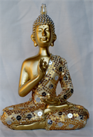 Boeddha met gekleurd stof kleding 