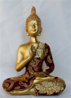 Boeddha met gekleurd stof kleding 