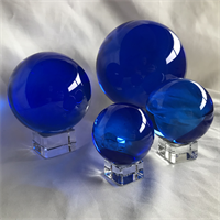 Deze glazen bol van hoogwaardig, doorschijnend blauw kristalglas heeft een diameter van 8 cm 
