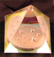 Kristallen piramide met sterren