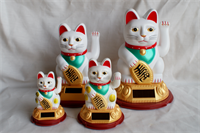 Zwaaiende kat- Japanse gelukskat-Het geluks katje "maneki neko." Solar light .Kunststof. Wit