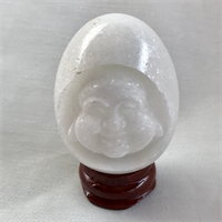 Hand gesneden Feng Shui Lachende Boeddha in een ei van wit marmer  6x3,5cm 